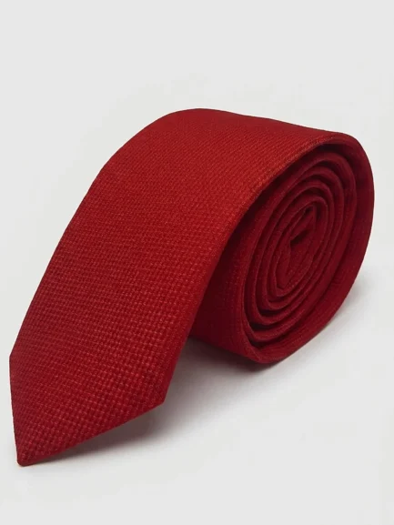 Red jacquard tie